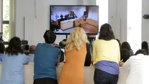 Personal del juzgado sigue desde la sala de prensa el juicio por el crimen de Asunta Basterra Personal del juzgado sigue desde la sala de prensa el juicio por el crimen de Asunta Basterra