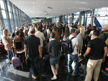 Gente esperando por el corte de Renfe