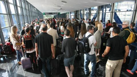 Gente esperando por el corte de Renfe