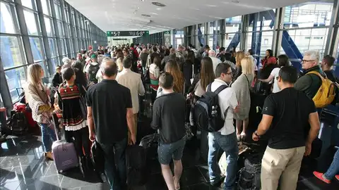 Gente esperando por el corte de Renfe Gente esperando por el corte de Renfe