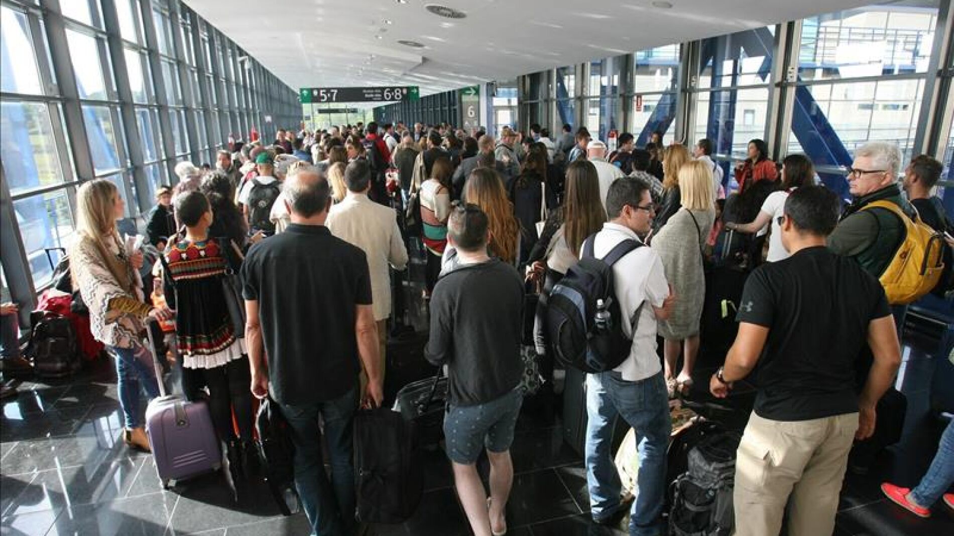 Gente esperando por el corte de Renfe