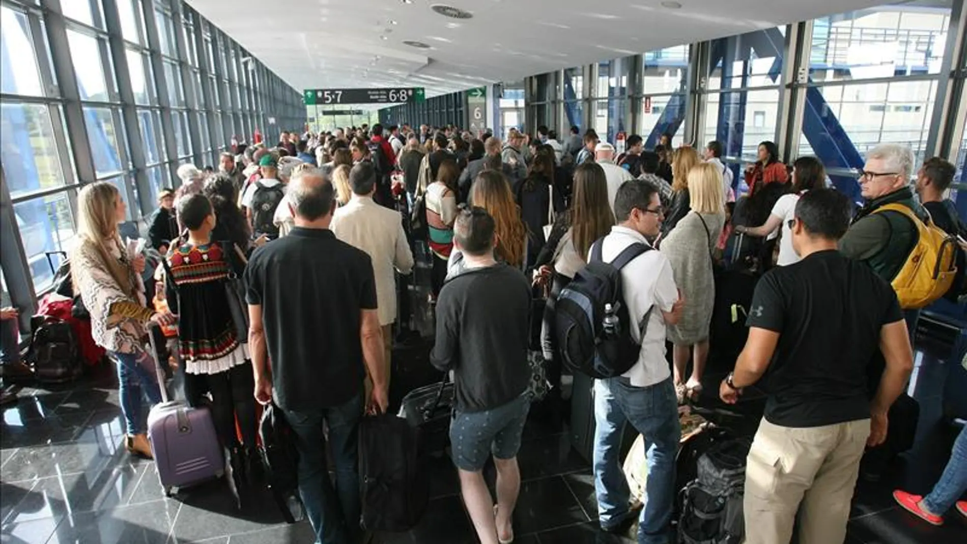 Gente esperando por el corte de Renfe Gente esperando por el corte de Renfe