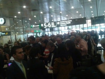 Gente esperando en la estación de tren