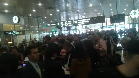 Gente esperando en la estación de tren Gente esperando en la estación de tren