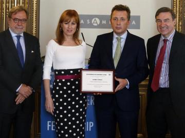  La directora de Informativos de Antena 3, Gloria Lomana, tras recibir el Premio 'First Amendment Award'