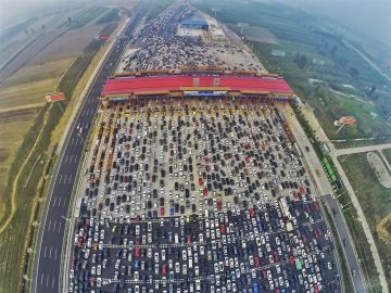 Monumental atasco en un control de peaje en China.