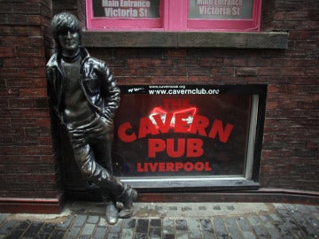 Estatua de John Lennon ante The Cavern Club