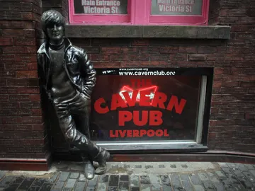 Estatua de John Lennon ante The Cavern Club Estatua de John Lennon ante The Cavern Club