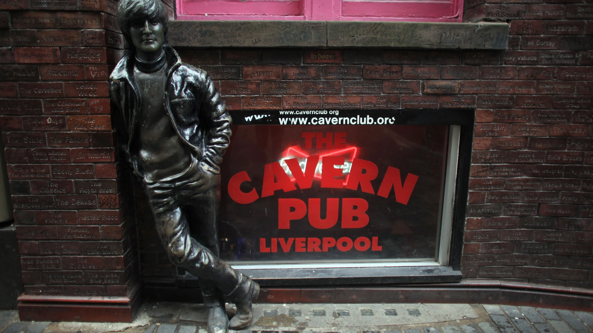 Estatua de John Lennon ante The Cavern Club Estatua de John Lennon ante The Cavern Club