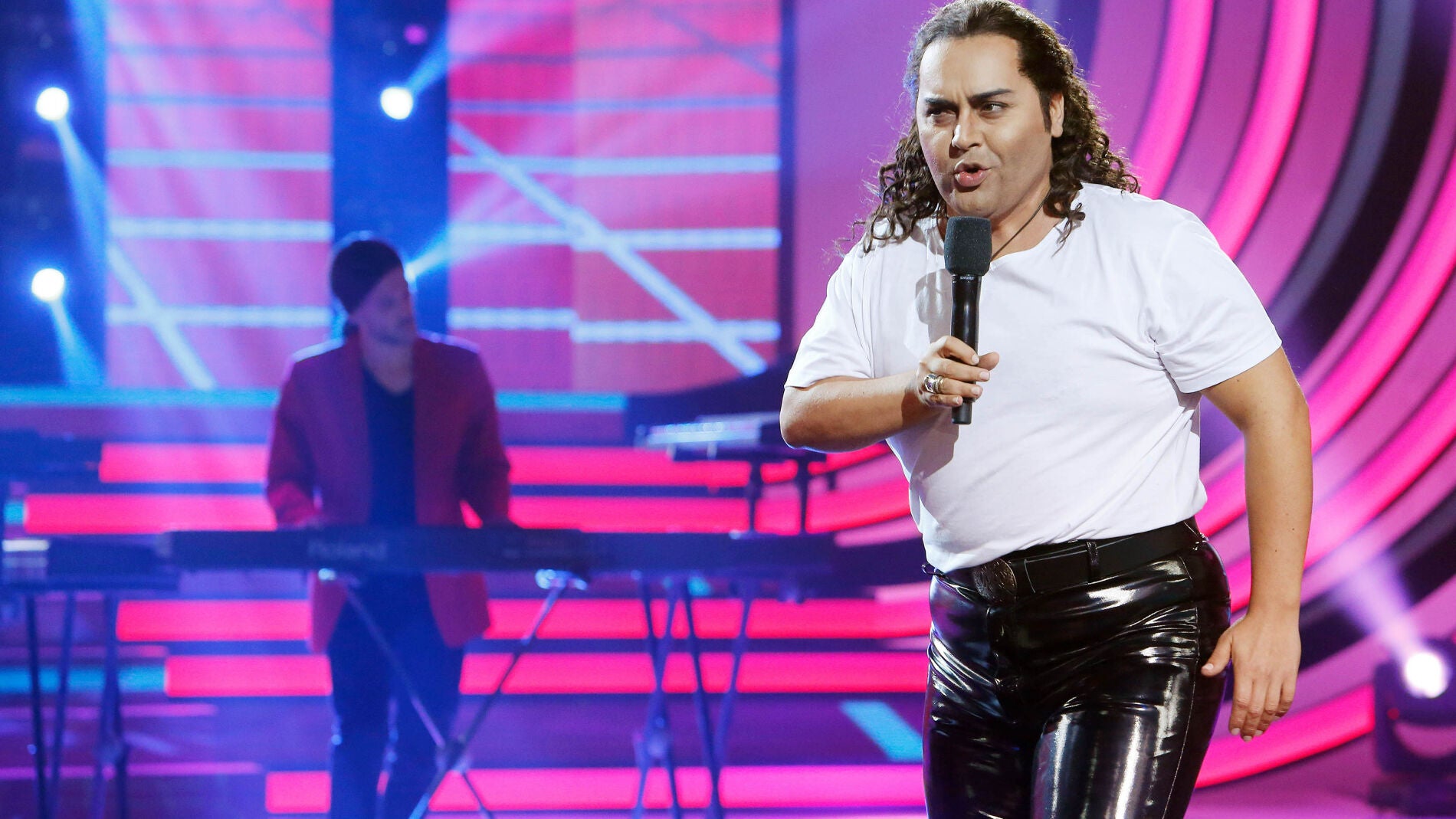 Falete se mete en la piel de OBK y canta 'Historias de amor'