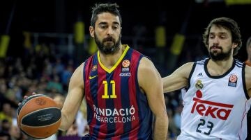 Juan Carlos Navarro bota ante la defensa de Sergio Llull