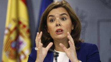 Sáenz de Santamaría advierte de que Cataluña se enfrenta a una 