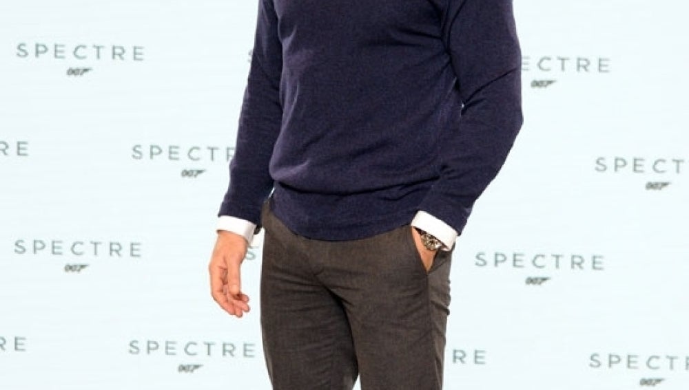 Daniel Craig siempre posa con gesto muy serio