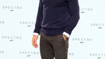 Daniel Craig siempre posa con gesto muy serio