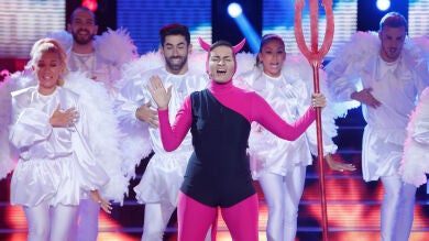 Silvia Abril se pone el traje de 'Don Diablo' para imitar a Miguel Bosé