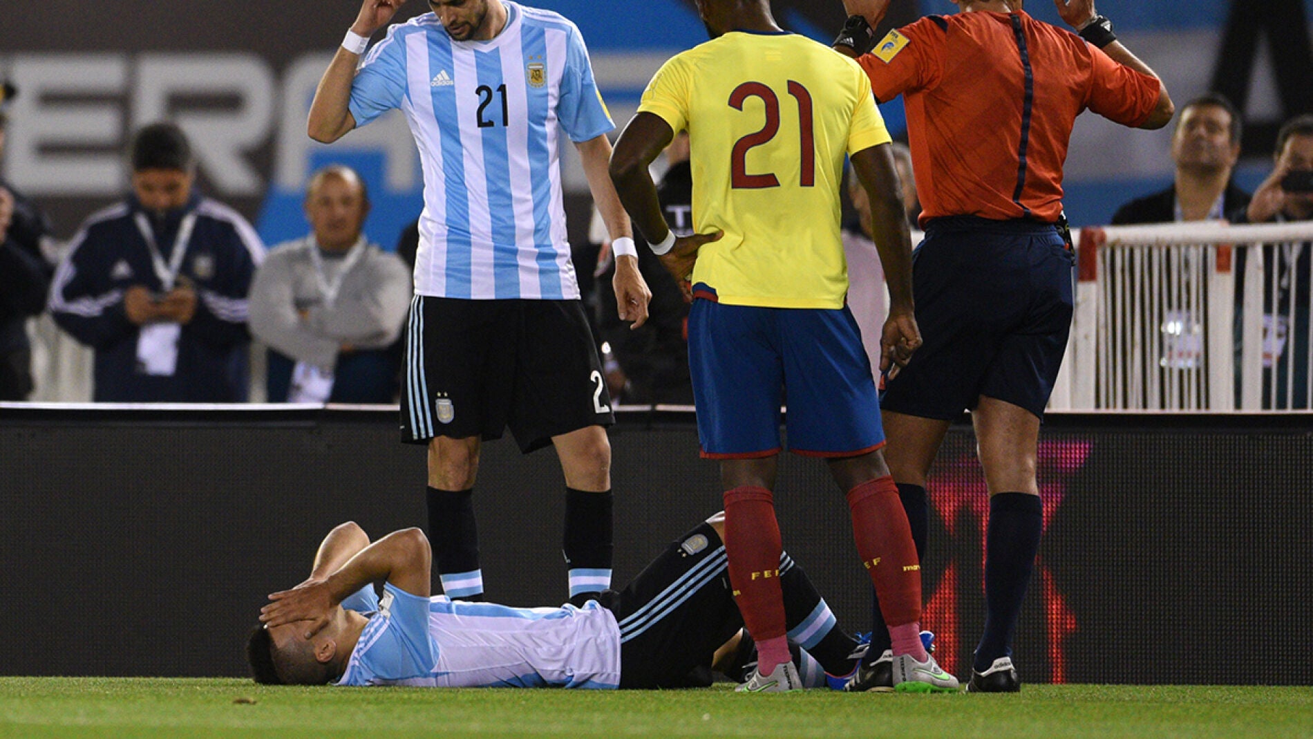 El Kun Ag&uuml;ero se lleva las manos a la cara