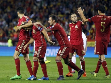 Los jugadores de la Selección celebran el gol de Cazorla