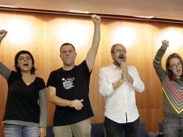 Antonio Baños, junto a los diputados Anna Gabriel, Josep Manel Busqueta y Eulalia Reguant