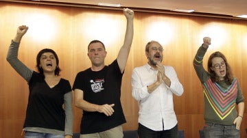 Antonio Baños, junto a los diputados Anna Gabriel, Josep Manel Busqueta y Eulalia Reguant
