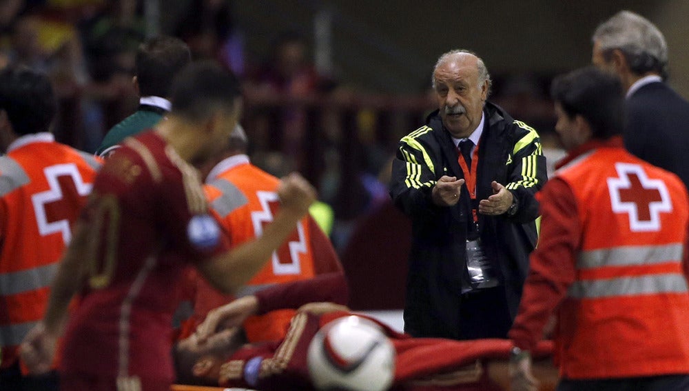 Vicente del Bosque observa cómo retiran a Morata en camilla