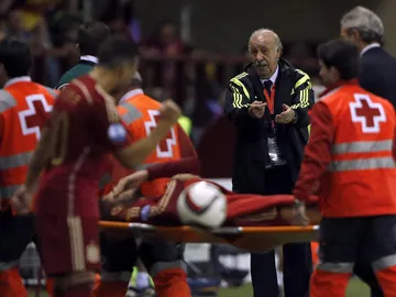 Vicente del Bosque observa cómo retiran a Morata en camilla Vicente del Bosque observa cómo retiran a Morata en camilla