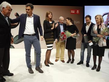 Pedro Sánchez junto a Alfonso Guerra, Felipe González y familiares de Benegas