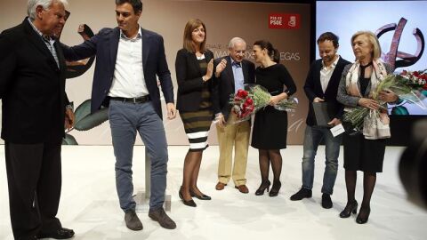 Pedro S&aacute;nchez junto a Alfonso Guerra, Felipe Gonz&aacute;lez y familiares de Benegas