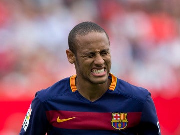 Neymar se lamenta tras fallar una ocasión