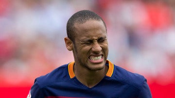 Neymar se lamenta tras fallar una ocasión