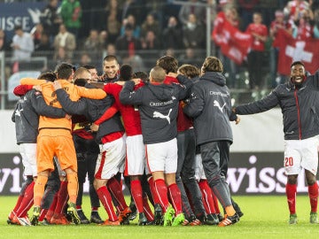 Los jugadores suizos celebran su pase a la Eurocopa Los jugadores suizos celebran su pase a la Eurocopa