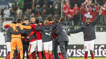 Los jugadores suizos celebran su pase a la Eurocopa