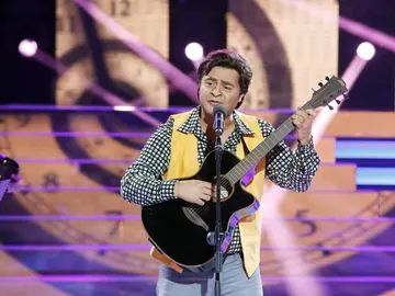 El Sevilla imita a Joaquín Sabina cantando 'Y nos dieron las diez' El Sevilla imita a Joaquín Sabina cantando 'Y nos dieron las diez'