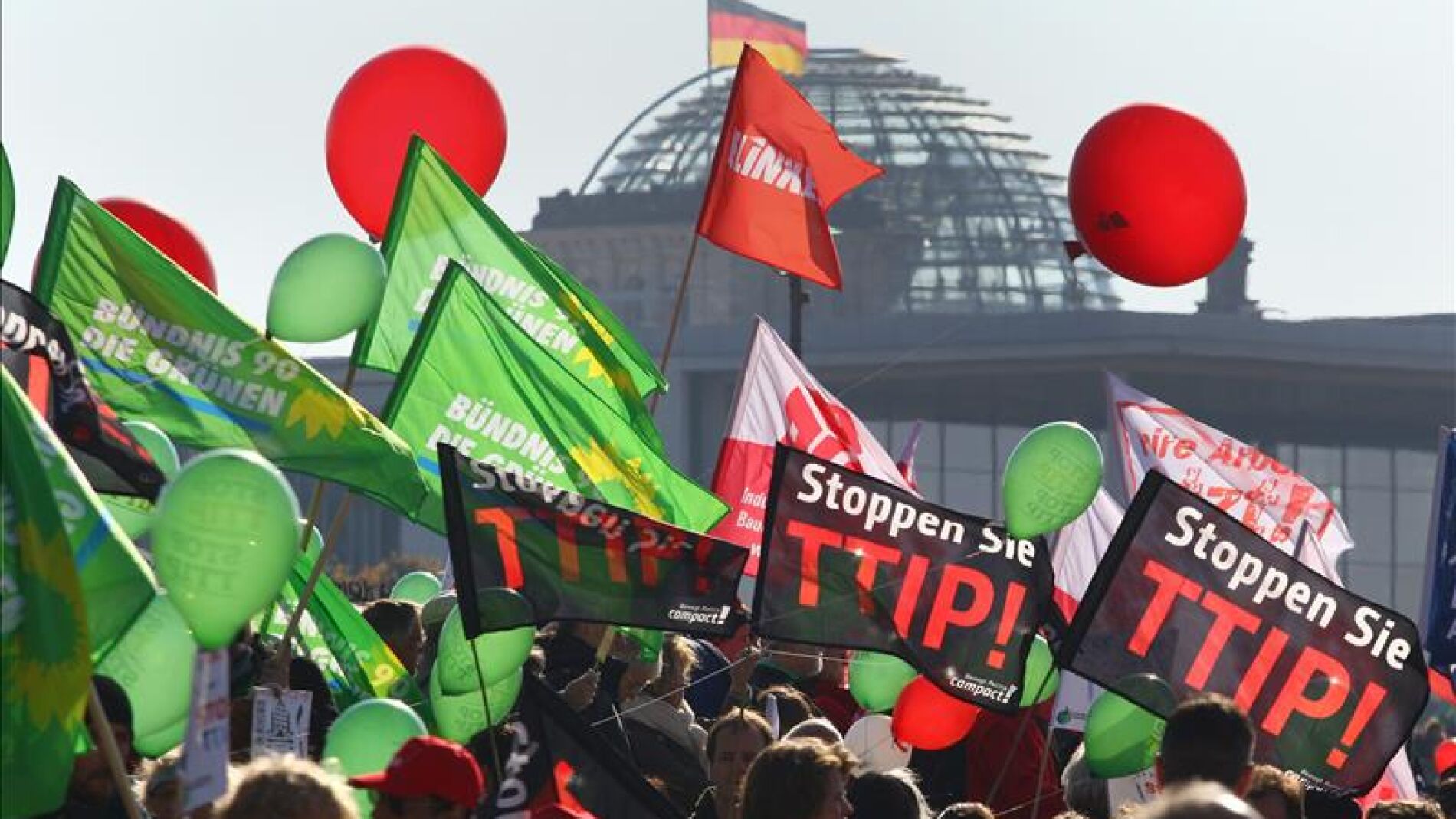 Multitudinaria manifestaci&oacute;n en Berl&iacute;n contra el TTIP