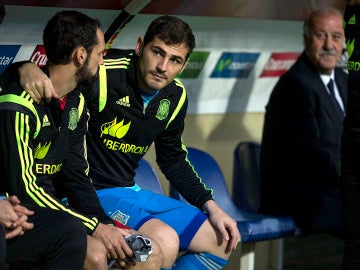 Juanfran y Casillas dialogan ante la mirada del seleccionador