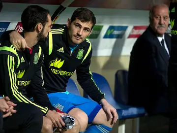 Juanfran y Casillas dialogan ante la mirada del seleccionador Juanfran y Casillas dialogan ante la mirada del seleccionador