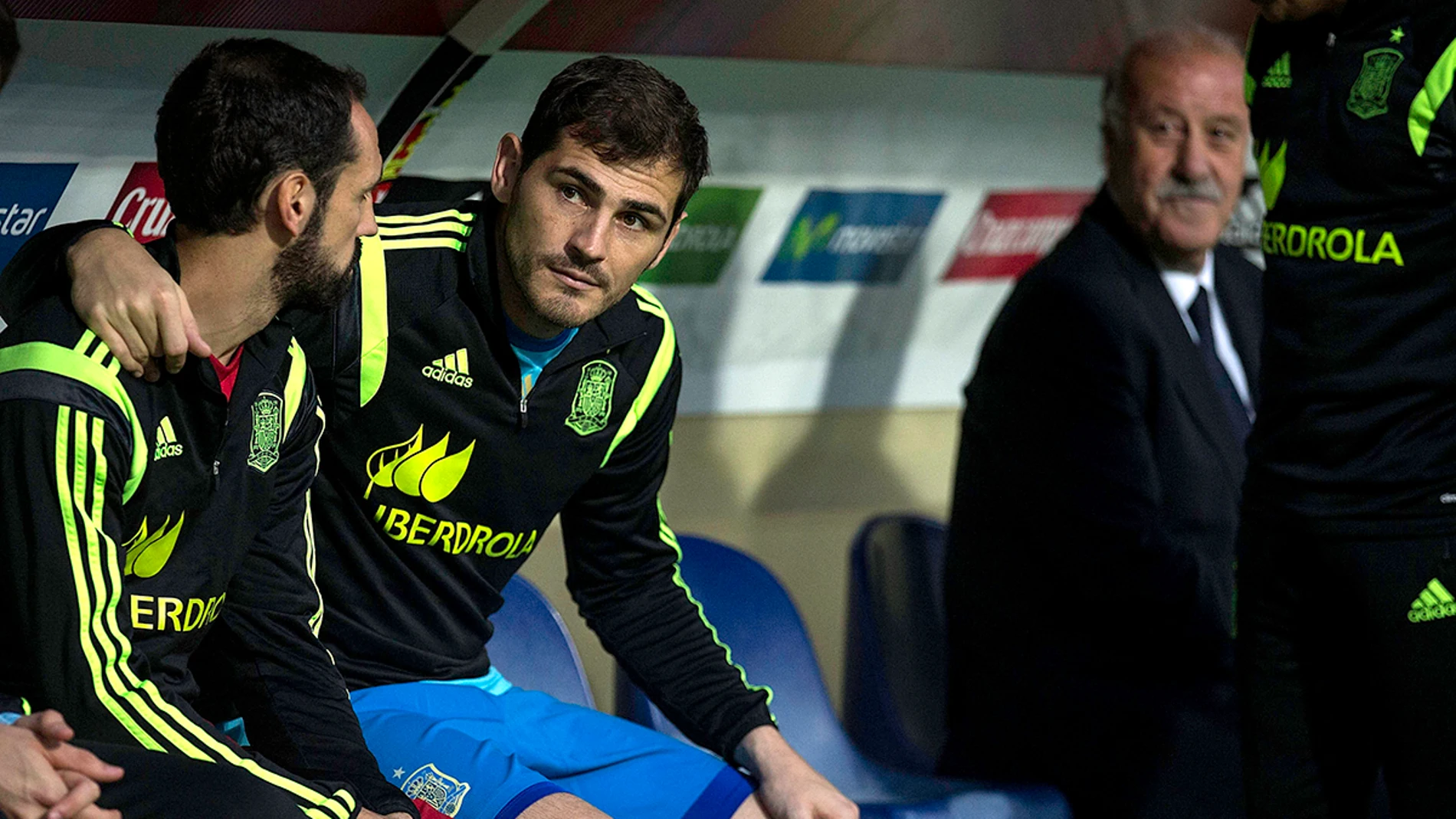 Juanfran y Casillas dialogan ante la mirada del seleccionador Juanfran y Casillas dialogan ante la mirada del seleccionador