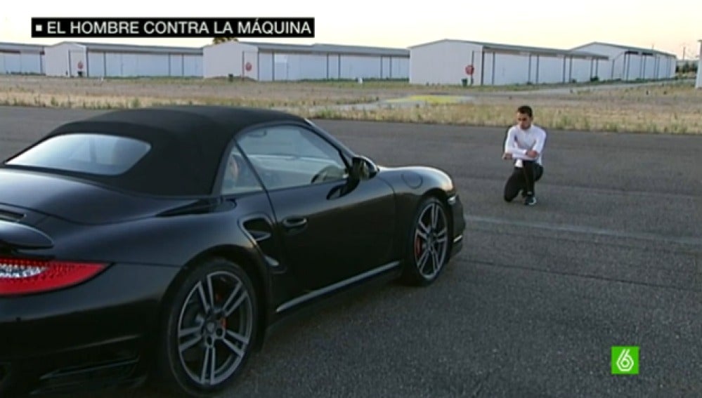 Guillermo Rojo, frente al coche al que se va a medir