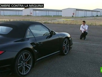 Guillermo Rojo, frente al coche al que se va a medir