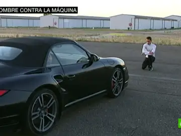 Guillermo Rojo, frente al coche al que se va a medir Guillermo Rojo, frente al coche al que se va a medir