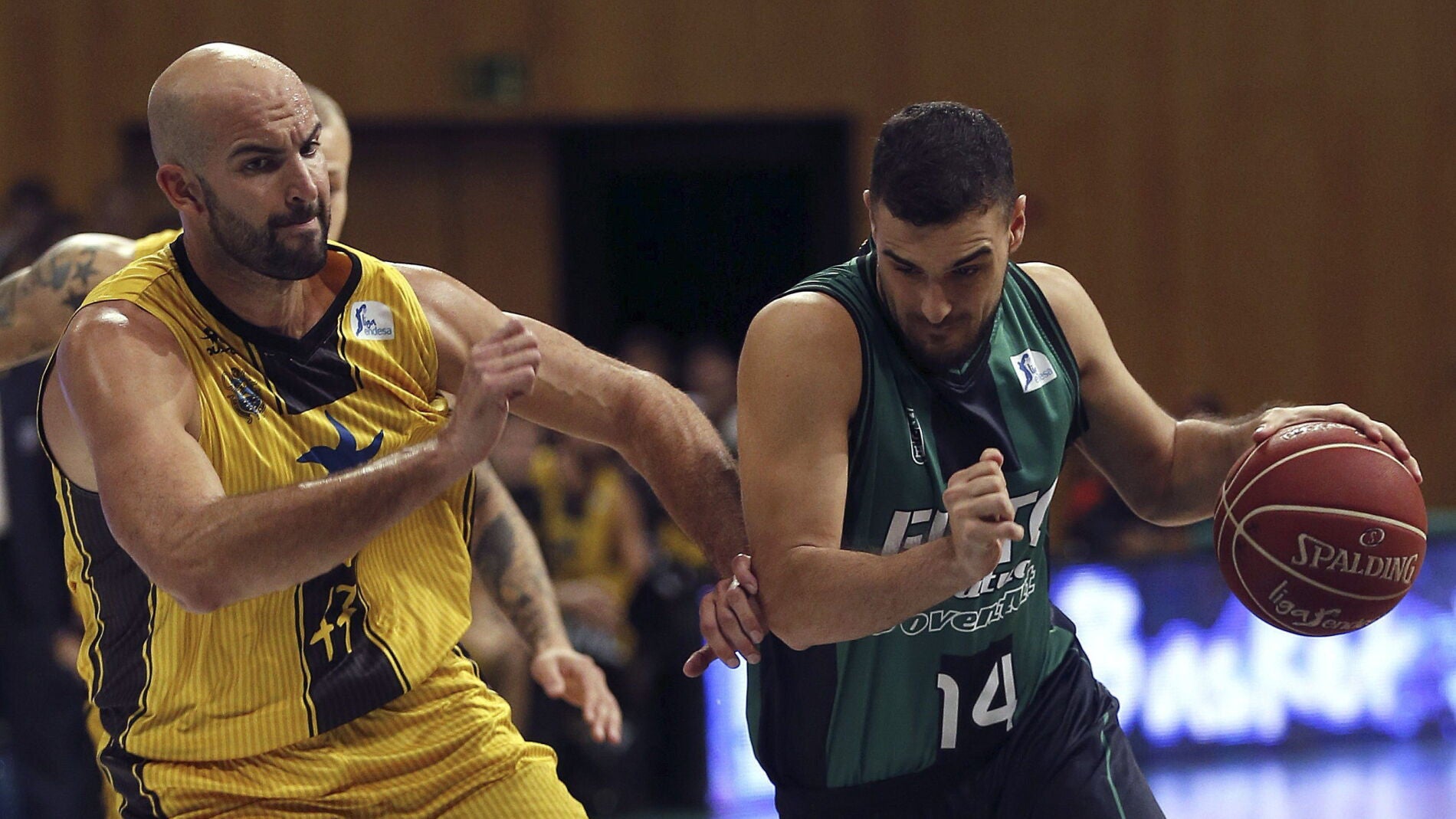 Albert Ventura entra a canasta ante la defensa de Xavi Rey