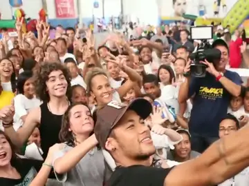 Neymar se hace un selfie con decenas de personas detrás Neymar se hace un selfie con decenas de personas detrás