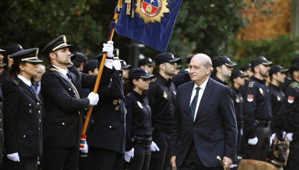 El ministro del Interior, Jorge Fernández Díaz, pasa revista