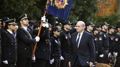 El ministro del Interior, Jorge Fern&aacute;ndez D&iacute;az, pasa revista