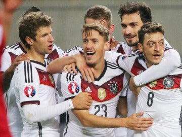 Los jugadores alemanes celebran su pase a la Eurocopa