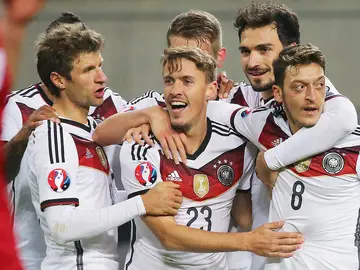 Los jugadores alemanes celebran su pase a la Eurocopa Los jugadores alemanes celebran su pase a la Eurocopa