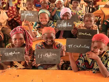 Niñas en Nigeria conmemorando el 11 de octubre, el día mundial de la niña Niñas en Nigeria conmemorando el 11 de octubre, el día mundial de la niña