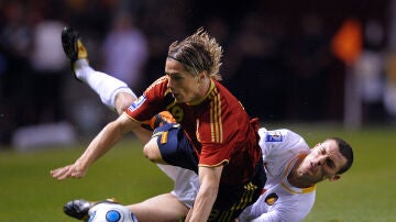 Fernando Torres, entrado por Thomas Vermaelen durante un España - Bélgica