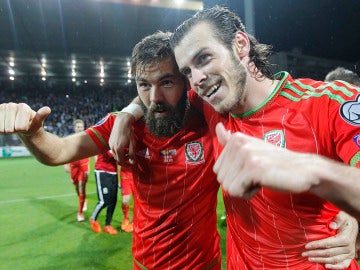 Gareth Bale y Joe Ledley celebran el pase de Gales a la Eurocopa