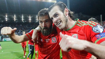 Gareth Bale y Joe Ledley celebran el pase de Gales a la Eurocopa