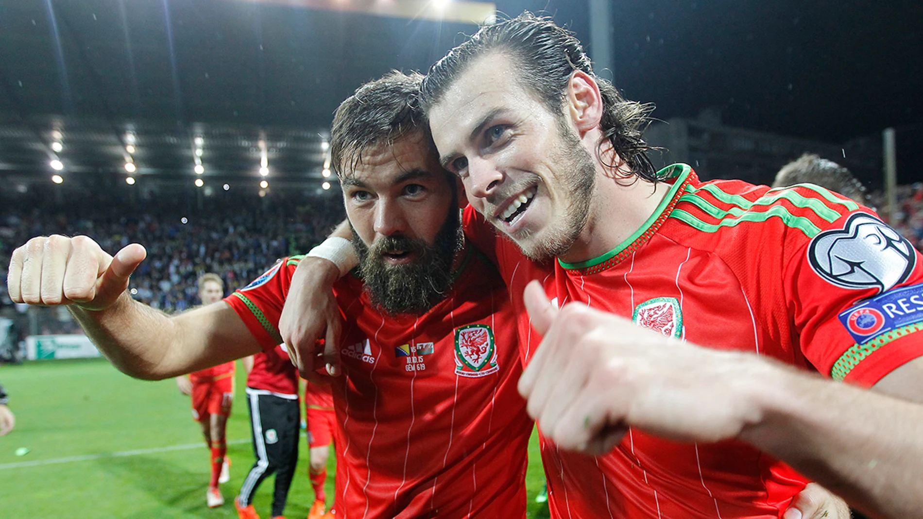 Gareth Bale y Joe Ledley celebran el pase de Gales a la Eurocopa Gareth Bale y Joe Ledley celebran el pase de Gales a la Eurocopa